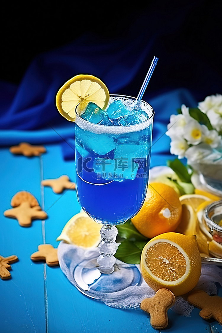 一杯加柠檬的蓝色鸡尾酒