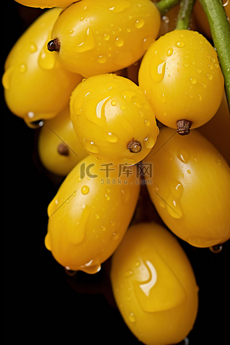 黄色水果上面有水滴