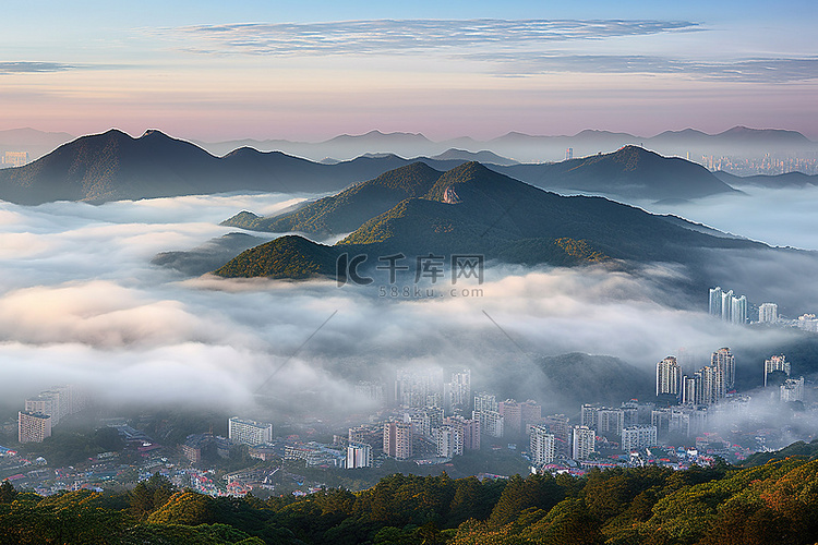 从上方看到的韩国城市一座山的宽