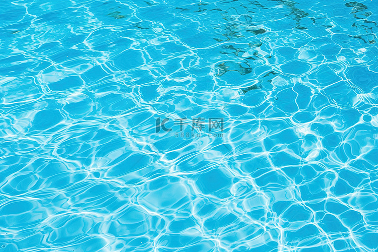 游泳池的水清澈碧蓝