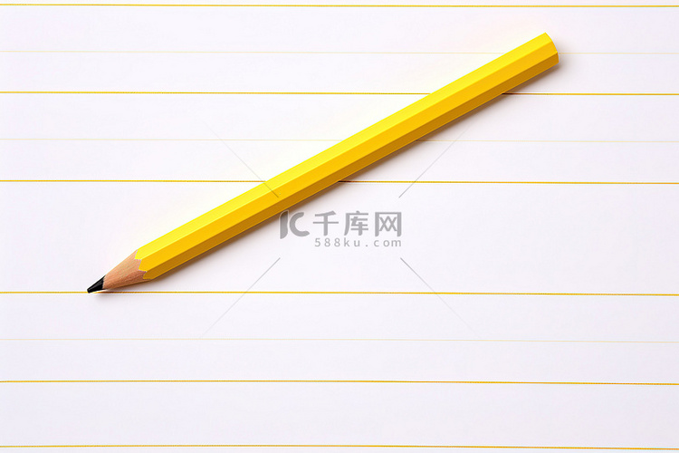 白色背景上的黄色信纸和一支铅笔