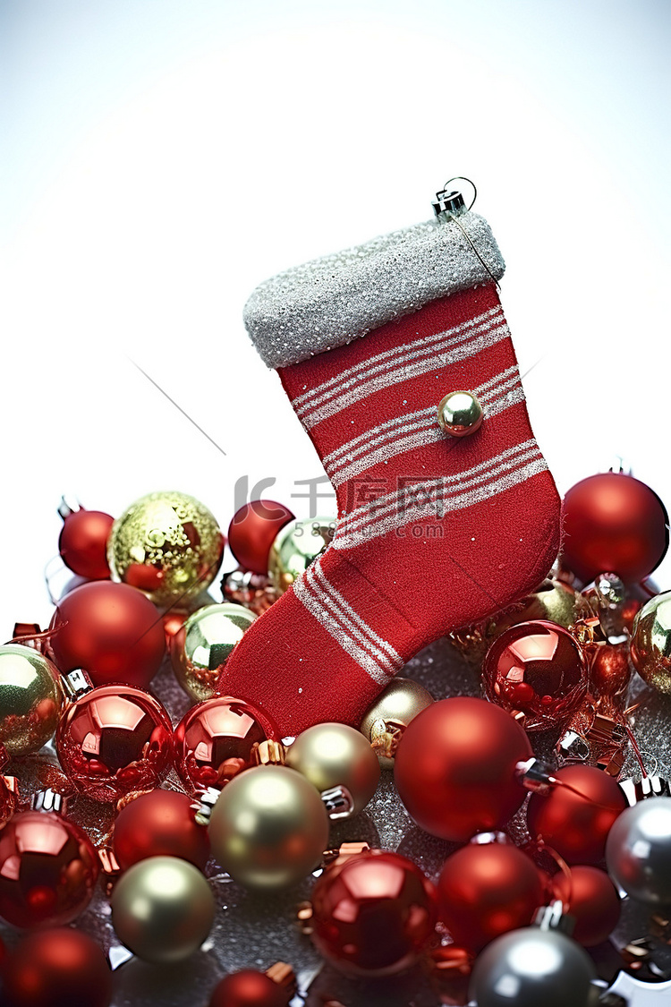 圣诞季装饰品包围的袜子