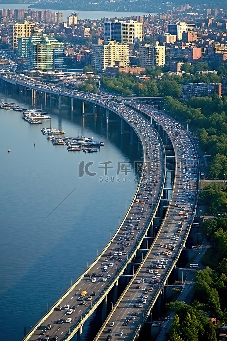 繁忙的高速公路和城市水上桥梁的