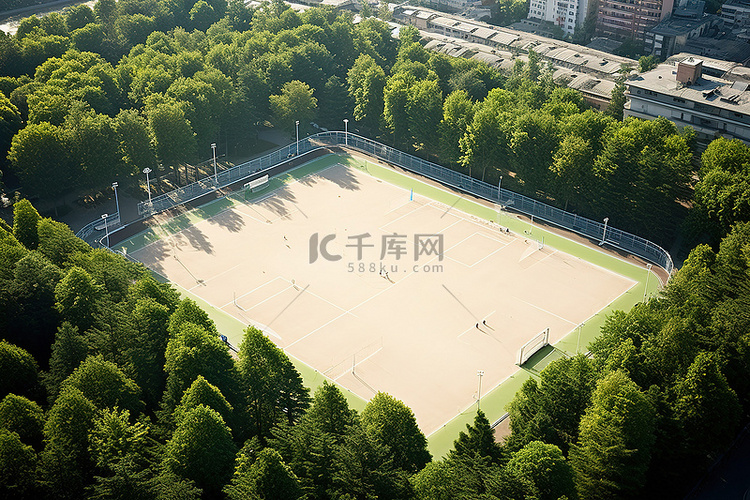 空中拍摄的足球场，远处有树木