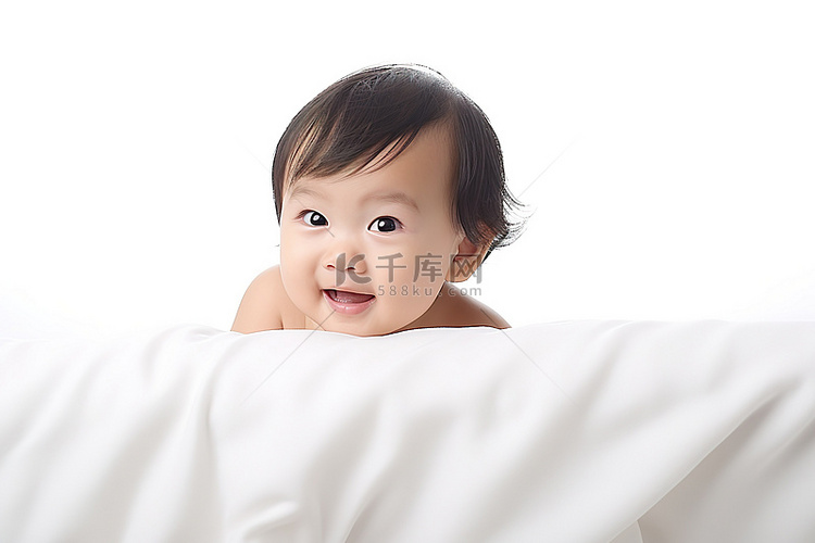 一个男婴看着一条白色的毯子
