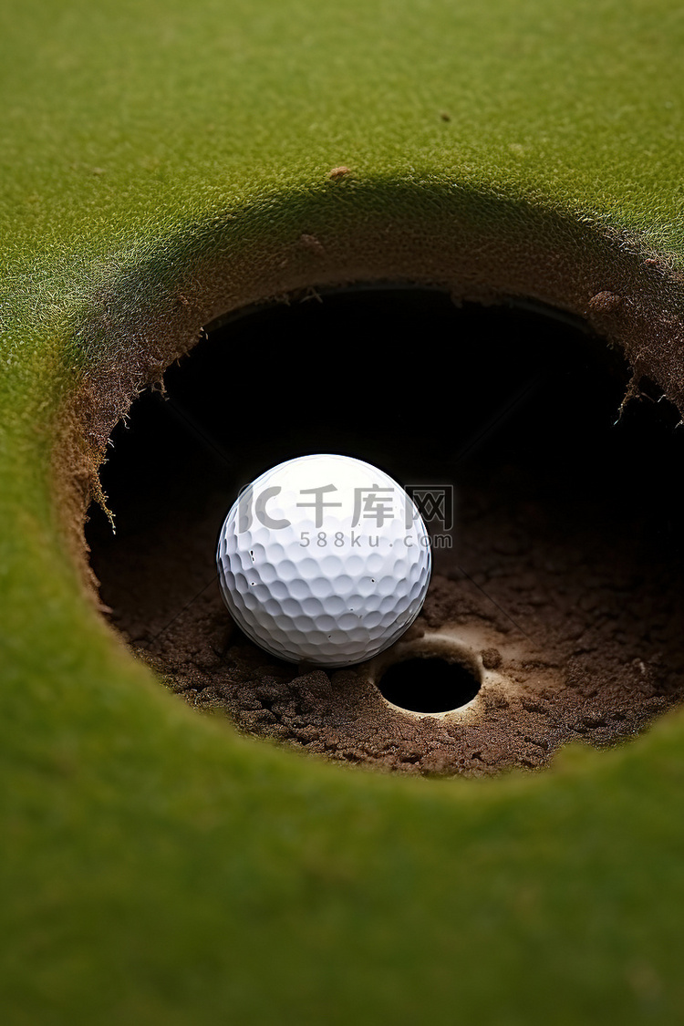 两个高尔夫球在洞里