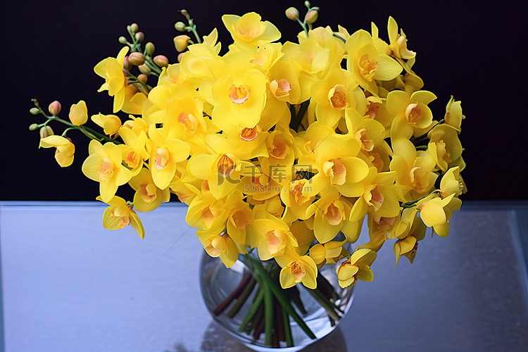 玻璃花瓶里的一些黄色兰花