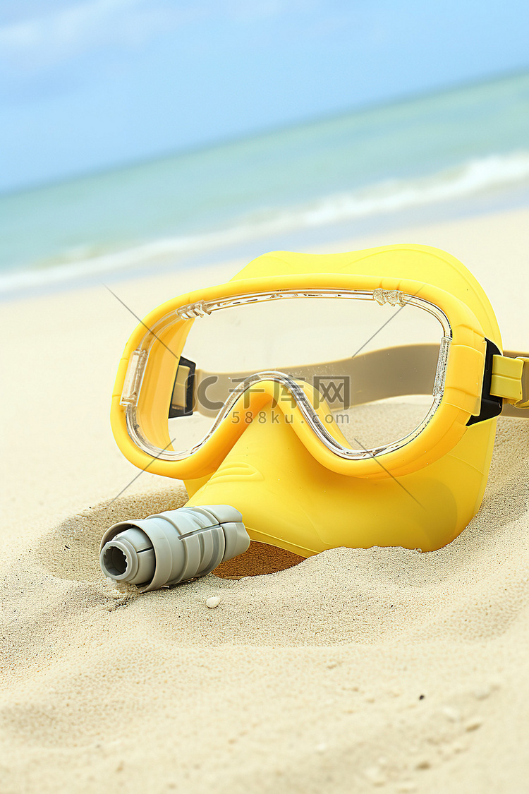 海滩上的黄色潜水面罩通气管和护