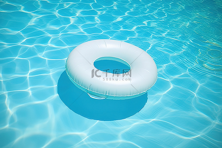 漂浮在游泳池蓝色水中的充气环