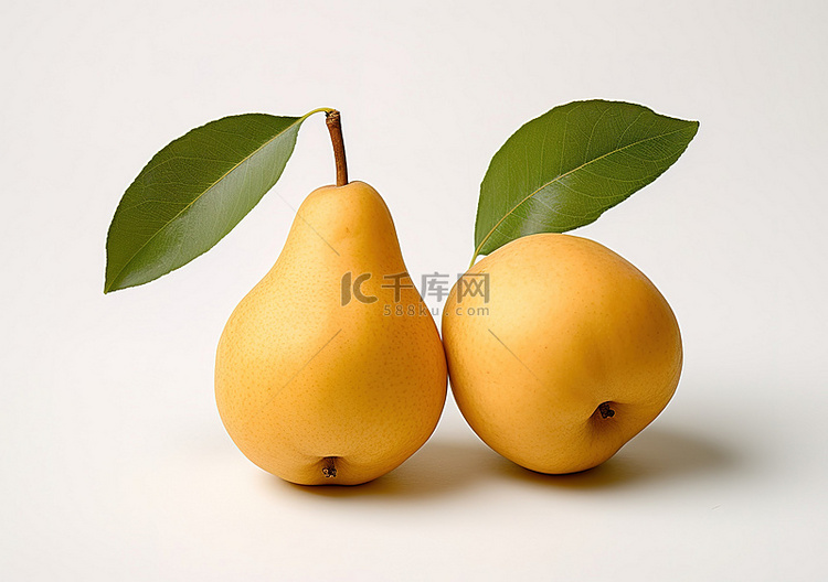 白桌上放着两片梨，上面有一片叶