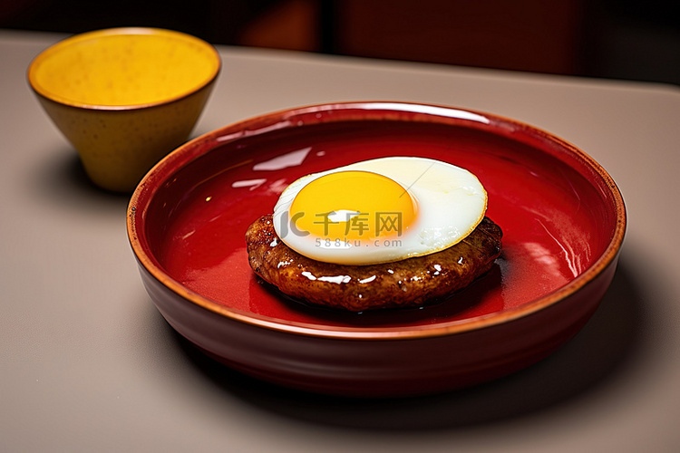 食物放在蛋黄旁边的红色碗里