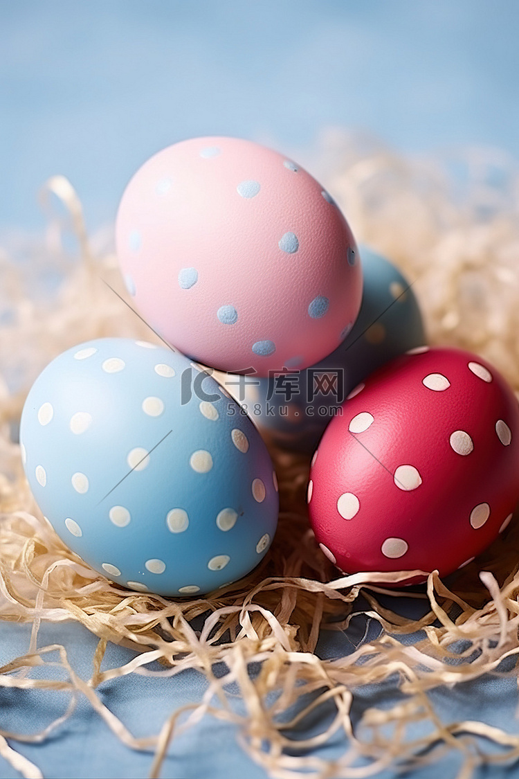 桌上三个蓝色和粉色彩绘鸡蛋
