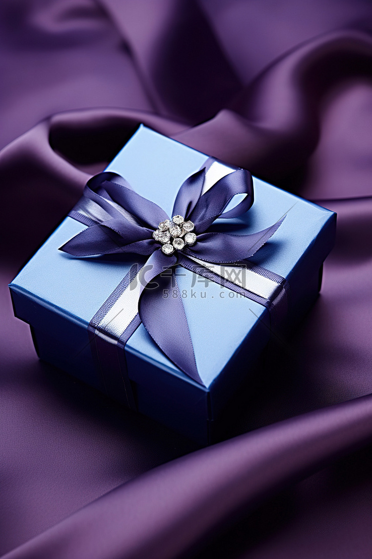 紫色缎子上的蓝色礼品盒
