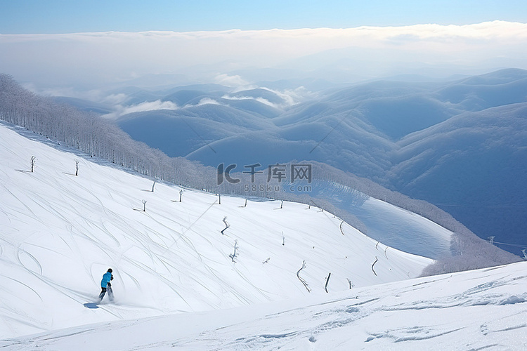 一个人在雪坡上滑雪