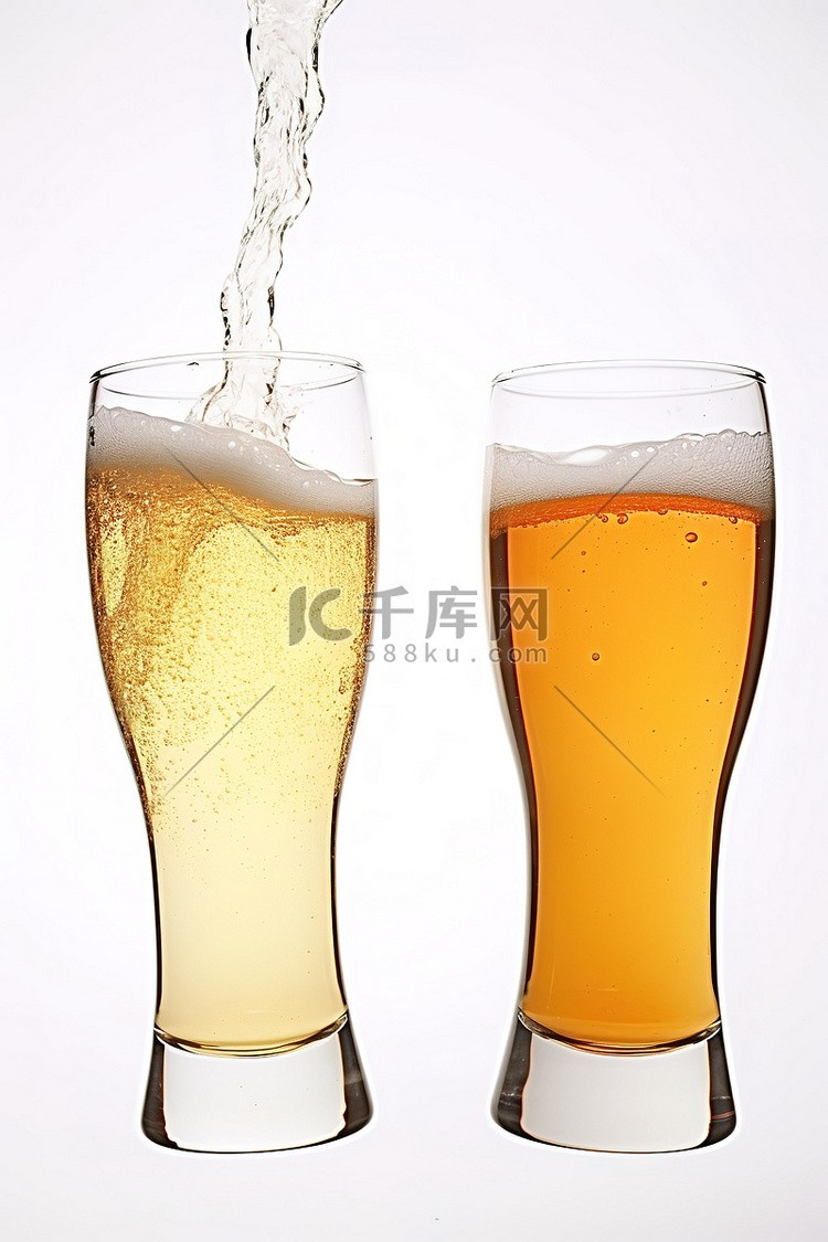 两杯啤酒与饮用酒精分开，倒出液