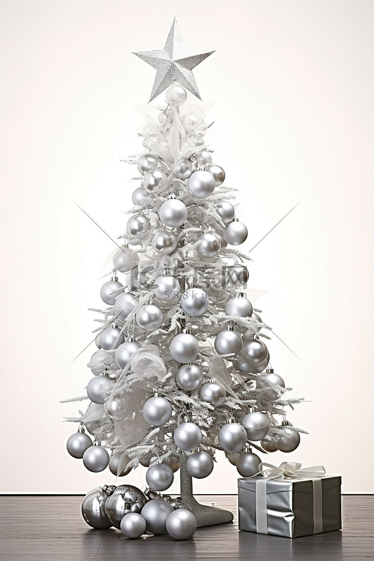 一棵带有白色装饰品的银色圣诞树