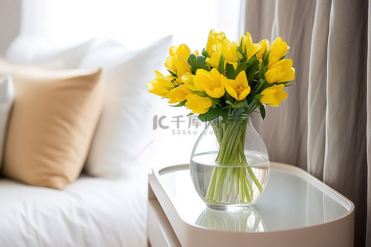 床架上放着一个开着黄色花朵的玻