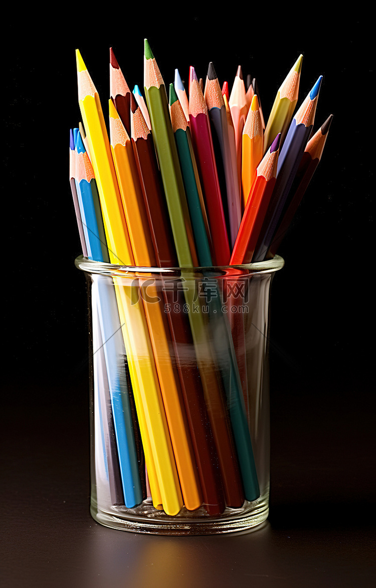 花瓶里的一组彩色铅笔