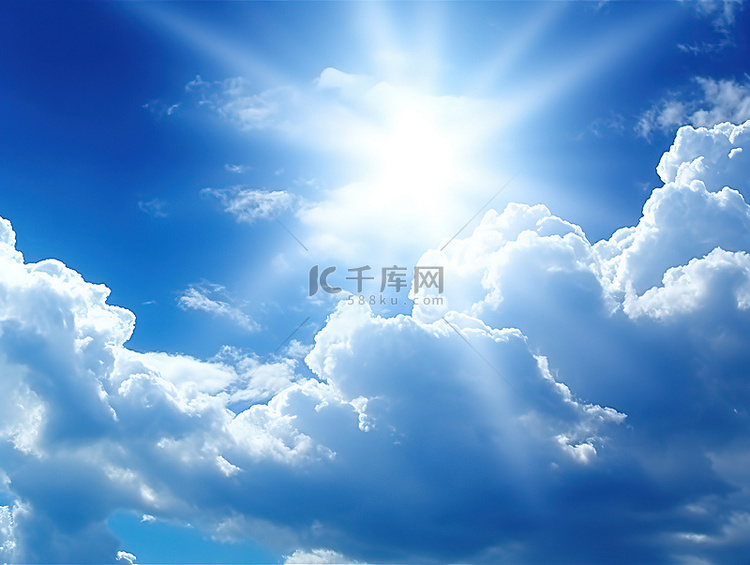 蓝色阳光照射的云彩与天空和阳光