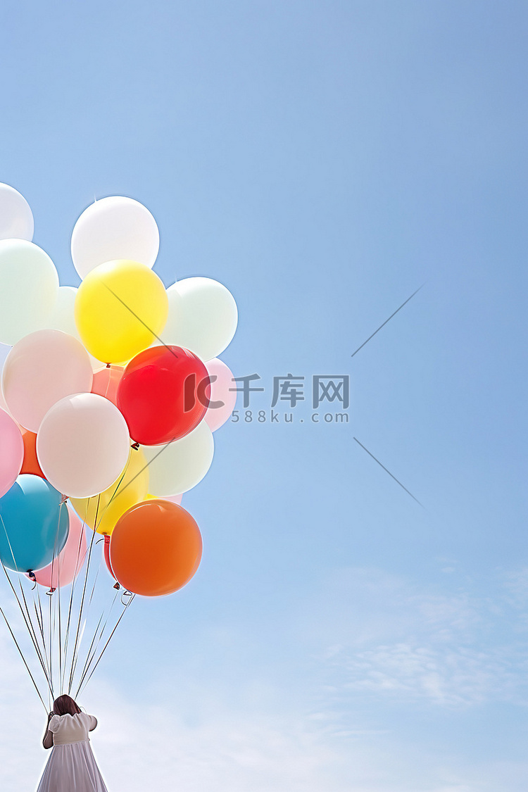 天空中飞翔的彩色气球