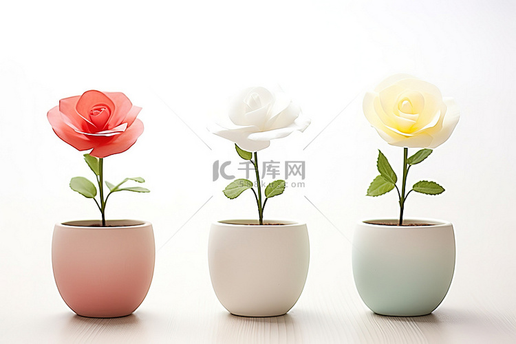 两个白色花盆上的三片彩色花瓣