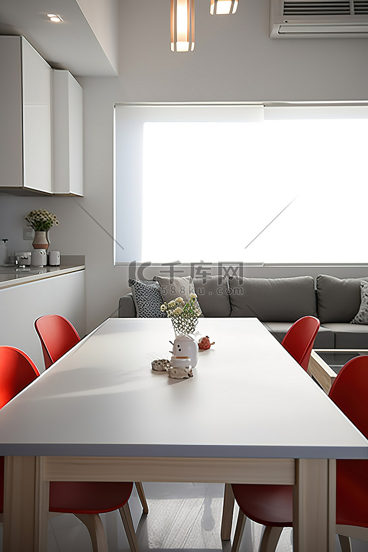 灰色的木制餐桌和红色的椅子