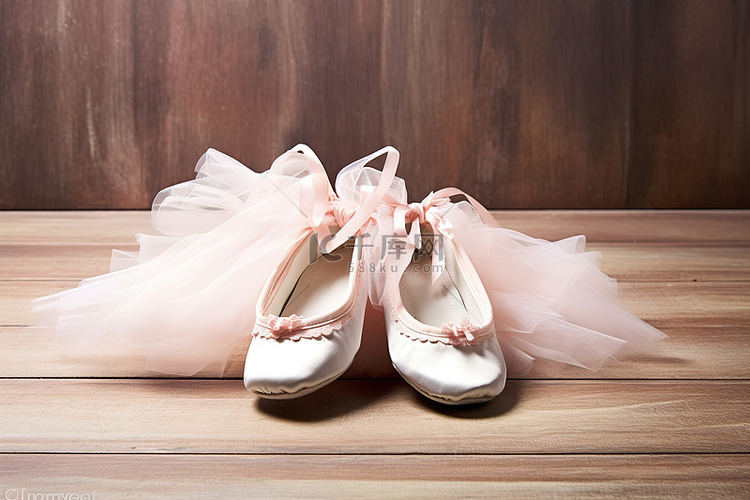 两只芭蕾舞鞋放在木质表面上