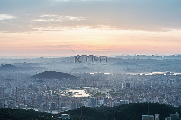 日落时从景福宫山欣赏首尔市全景
