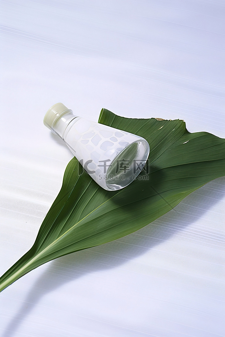 一块带绿花的白色椰子和一小瓶肥