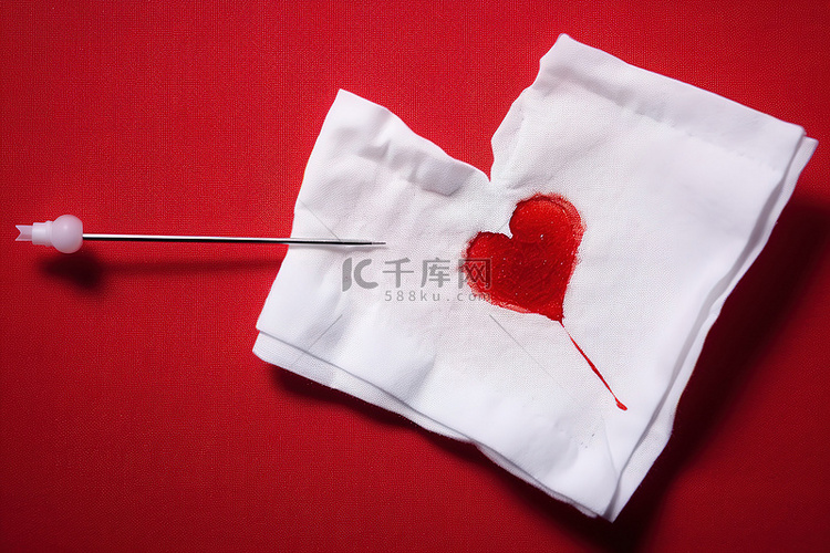 纸巾上有一颗红心的针