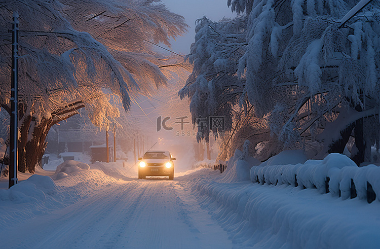 暴风雪过后积雪覆盖的黑帮道路