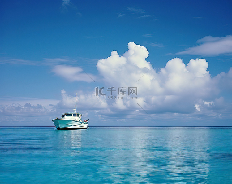 船漂浮在清澈平静的碧绿大海中
