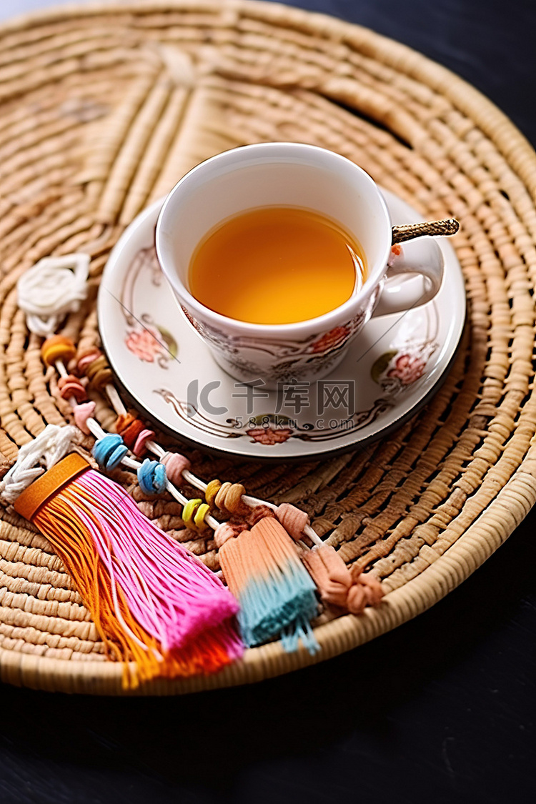 一小杯茶，配上一些色彩缤纷的配