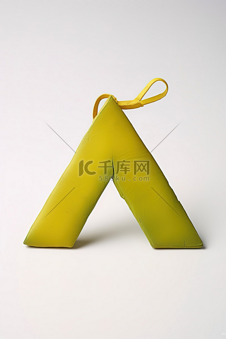 黄色三角形塑料雕塑
