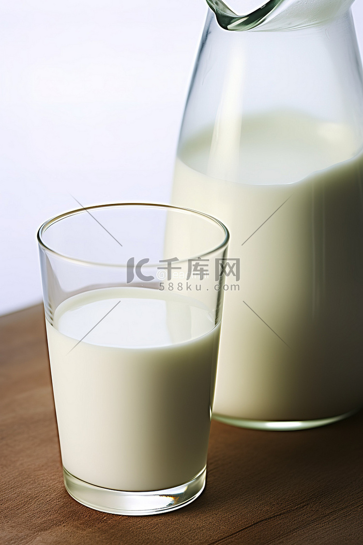 玻璃容器中的牛奶
