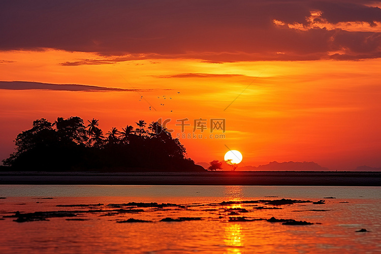 一座岛屿被海上的夕阳所捕捉