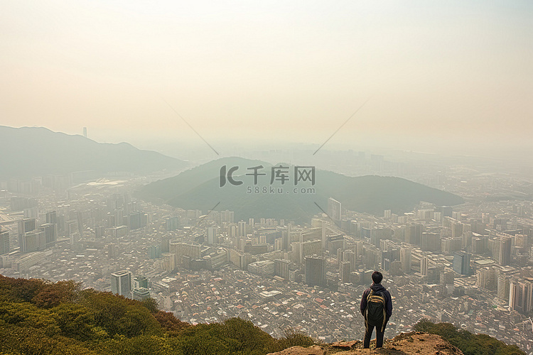 2014年首尔，一名登山者被雾
