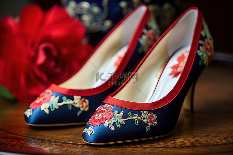 蓝红金鞋是中式婚纱的造型