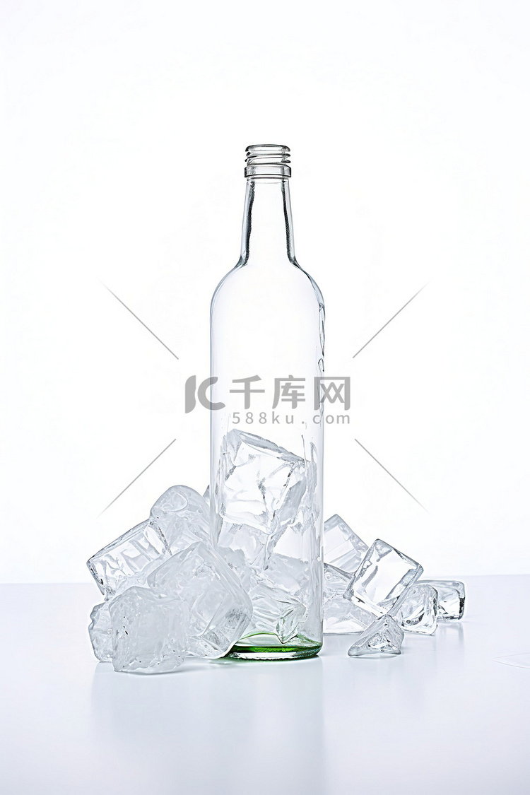 一个装有冰块的瓶子坐在白色的白