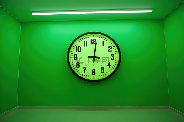 一个时钟显示在另一个大型绿色标