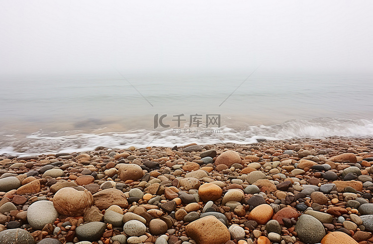 雾天的岩石海岸
