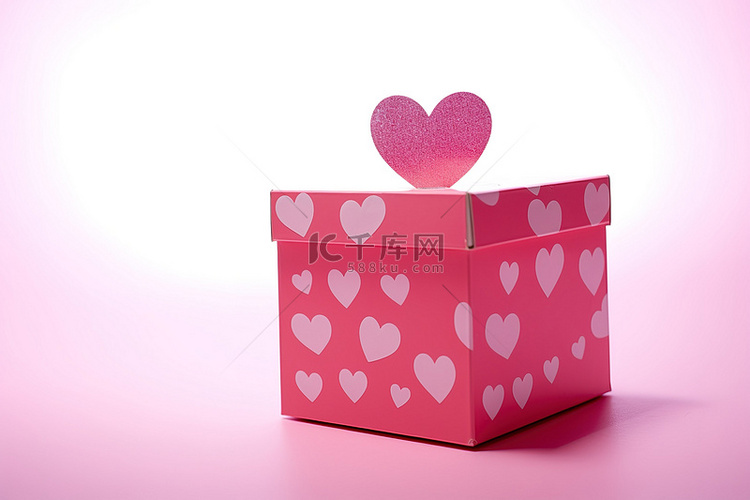 一个粉红色的盒子，上面有一些心