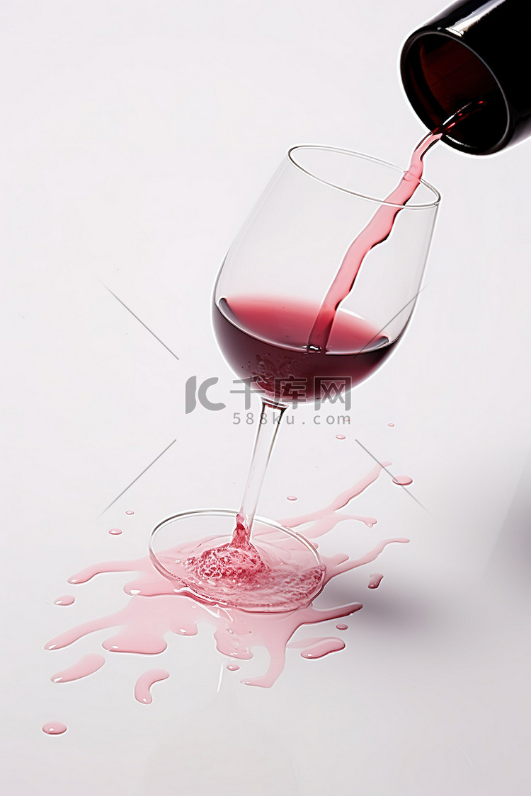 一瓶红酒后，葡萄酒流向玻璃杯
