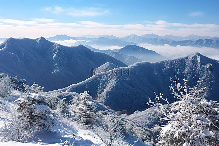 一座白雪覆盖的山，俯瞰着山谷，