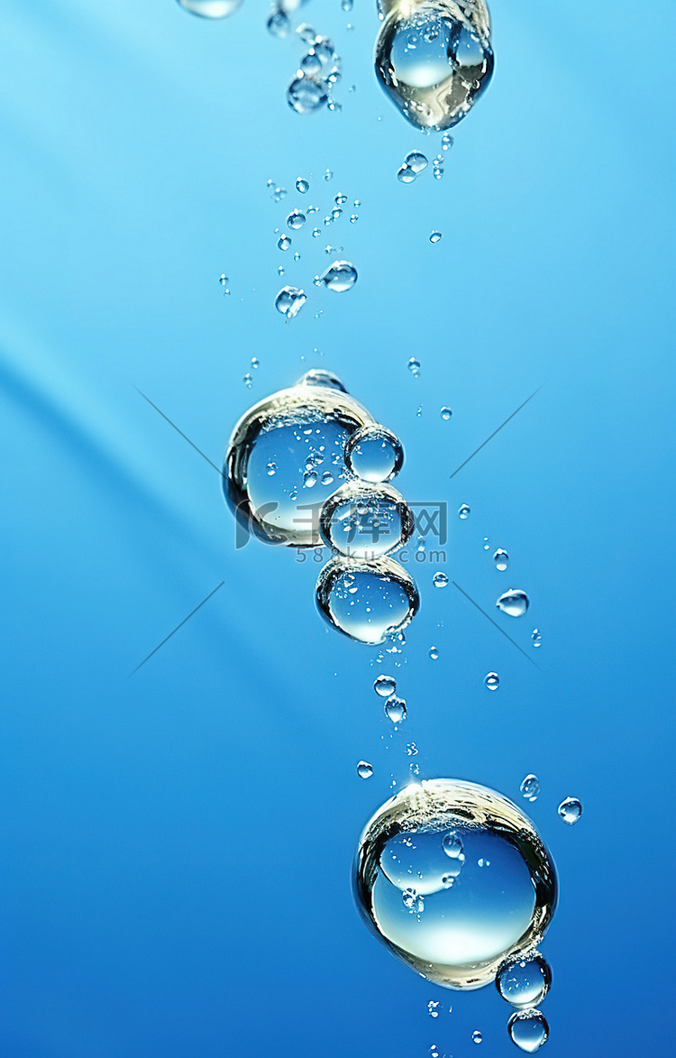 水下表面两颗水滴周围有气泡的图