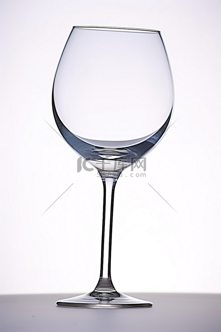 白色背景上显示一个透明的酒杯