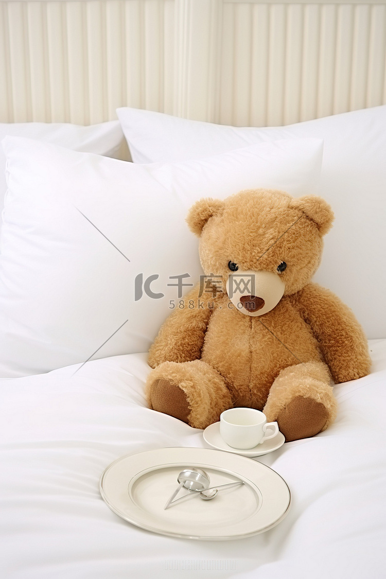 一只泰迪熊和一个甜甜圈坐在床上