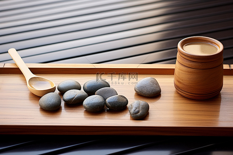 木桌上的木板，上面有石头和水容