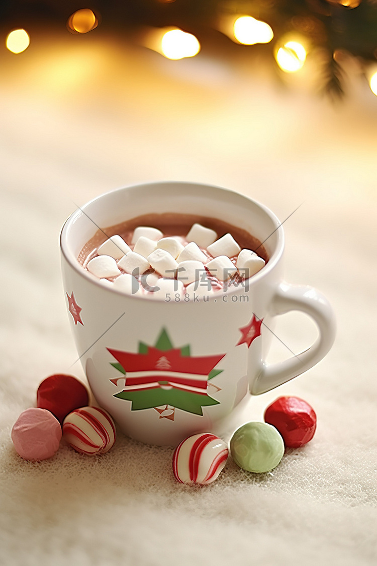 杯子里的热巧克力，上面有圣诞装