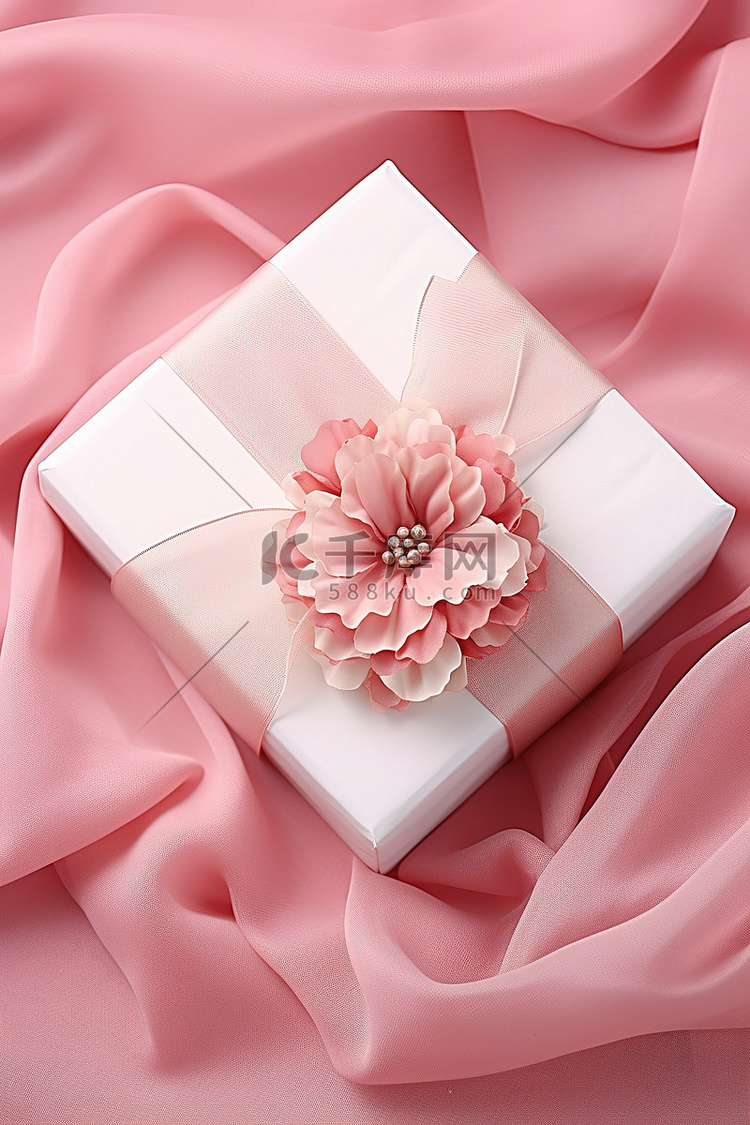 顶部有一朵花的粉色礼品盒